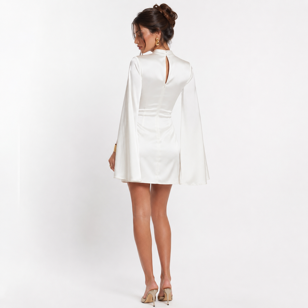 Viena - Vestido Curto em Cetim com Mangas Capa