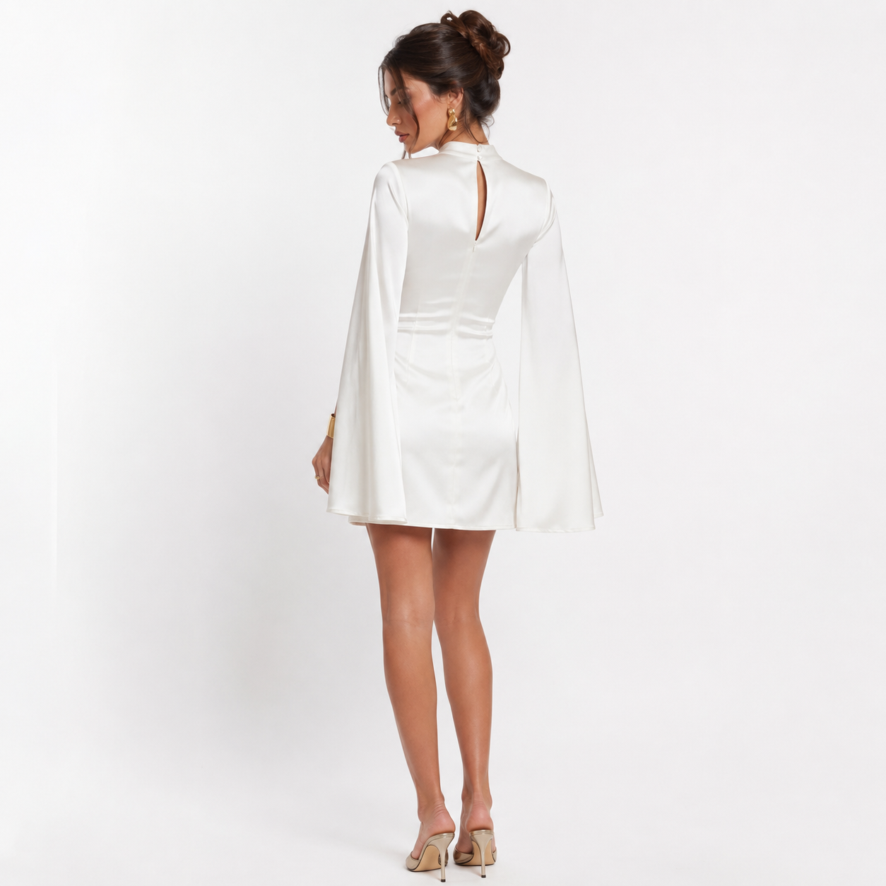 Viena - Vestido Curto em Cetim com Mangas Capa